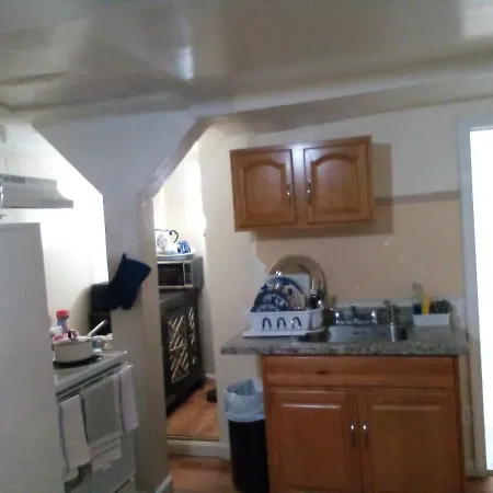 One Bedroom Basement Unit In A Convenient Location-3