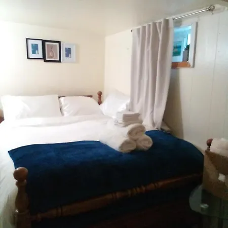 One Bedroom Basement Unit In A Convenient Location-2